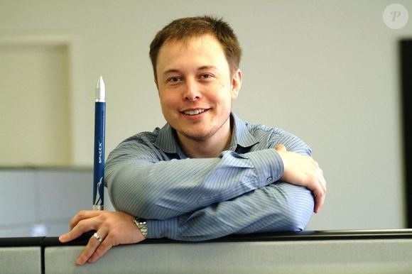 Ayant partagé un morceau de la vie du créateur de PayPal, désormais PDG de Tesla, Space X, et X. 

Photo d'Elon Musk datée du 19 mars 2004.  Pacific Coast News/ABACA