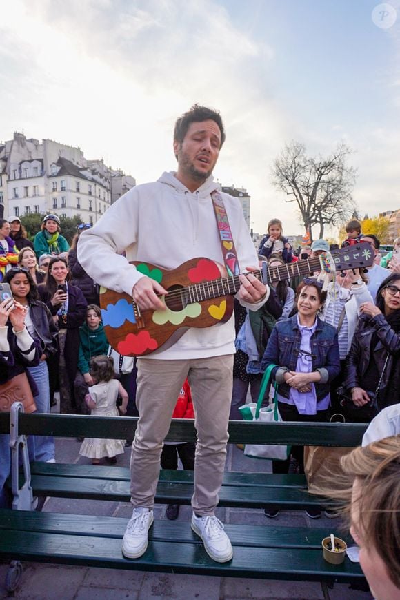 Le chanteur Vianney a improvisé un concert sur le parvis de Notre-Dame de Paris le 8 avril 2025. © Jack Bussat / Bestimage