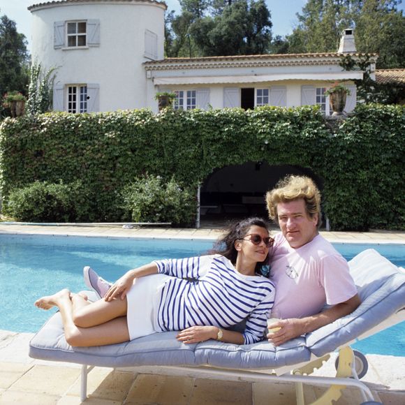 En France, c'est l'une des plus grandes craintes des propriétaires : voir leur bien occupé par des squatteurs. Eddy Mitchell en fait aujourd'hui les frais avec sa propriété de Saint-Tropez.

Archives - En France, à Saint-Tropez, Eddy MITCHELL et sa femme Muriel, posant  dans leur villa ' Le clos des moines". Jean Lenoir via Bestimage