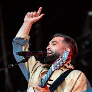 Kendji Girac en concert lors du festival de musique du Printemps de Perouges au Chateau de Saint-Maurice-de-Remens le 29 juin 2025. © Sandrine Thesillat / PsNewZ / Bestimage