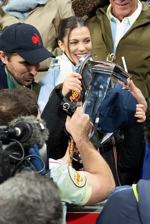 Exclusif - Clément, frère d'A.Dupont, Iris Mittenaere lors du match de rugby du Tournoi des Six Nations France contre Angleterre au Stade de France à Saint-Denis le 14 mars 2026. © AGENCE / BESTIMAGE