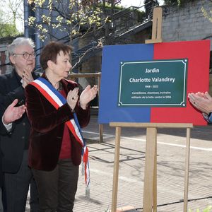 Exclusif - Aude (soeur de Charlotte Valandrey) , Jean-Pierre Pascal (Père de Charlotte Valandrey), Dominique Besnehard, Laurence Patrice (Adjointe à la Maire de Paris en charge de la mémoire et du monde combattant), Jean-Luc Romero (Adjoint à la maire de Paris) et Emmanuelle Pierre-Marie (maire du 12ème arrondissement de Paris) lors de la cérémonie de dénomination d’un jardin en hommage à Charlotte Valandrey, au 17 rue Hector Malot dans le XIlème arrondissement de Paris, France, le 4 avril 2025. © Coadic Guirec/Bestimage