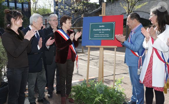 Exclusif - Aude (soeur de Charlotte Valandrey) , Jean-Pierre Pascal (Père de Charlotte Valandrey), Dominique Besnehard, Laurence Patrice (Adjointe à la Maire de Paris en charge de la mémoire et du monde combattant), Jean-Luc Romero (Adjoint à la maire de Paris) et Emmanuelle Pierre-Marie (maire du 12ème arrondissement de Paris) lors de la cérémonie de dénomination d’un jardin en hommage à Charlotte Valandrey, au 17 rue Hector Malot dans le XIlème arrondissement de Paris, France, le 4 avril 2025. © Coadic Guirec/Bestimage