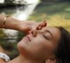 L'hydratation et le maquillage aux teintes chaudes subliment également l'épiderme.