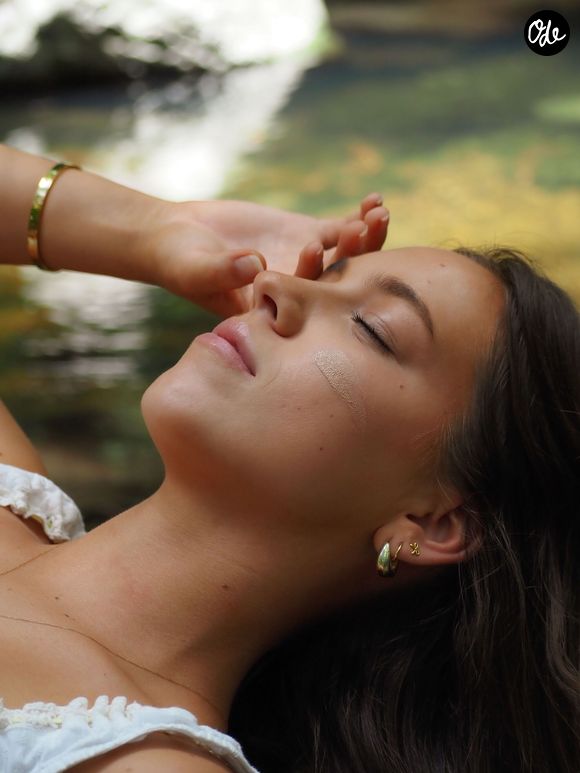 L'hydratation et le maquillage aux teintes chaudes subliment également l'épiderme.