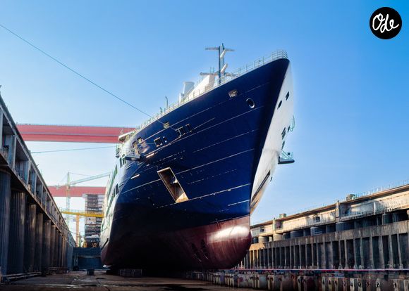 L’Orient Express Corinthian, signé par l’architecte Maxime Dangeac, est un navire de croisière d’une longueur de 220 m, composé de 54 suites disponibles, toutes plus luxueuses les unes que les autres, et d’une capacité maximale de 110 passagers à bord. 

Le plus grand voilier du monde a été mis à l'eau pour la première fois.  L'Orient Express Corinthian, d'une longueur de 722 pieds, a effectué sa mise à l'eau : ses débuts officiels sur l'eau.  Après quatre mois et demi d'assemblage par les équipes des Chantiers de l'Atlantique à Saint-Nazaire, le plus grand voilier du monde a quitté le bassin de construction pour rejoindre le chantier d'armement.  Photo by Yves Marchand/Romain Meffre/Nicolas Pougnand/Orient Express/Cover Images/ABACAPRESS.COM
