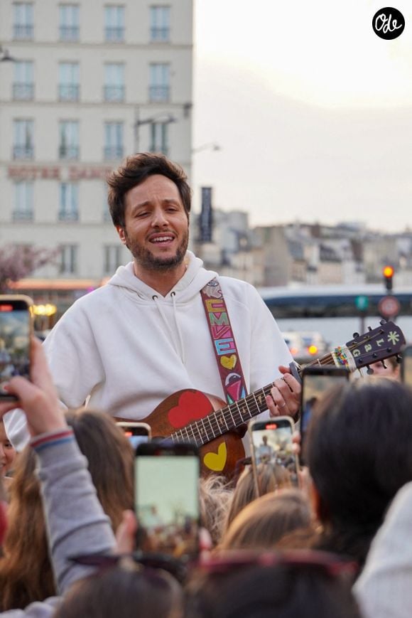 Le chanteur Vianney a improvisé un concert sur le parvis de Notre-Dame de Paris le 8 avril 2025. © Jack Bussat / Bestimage
