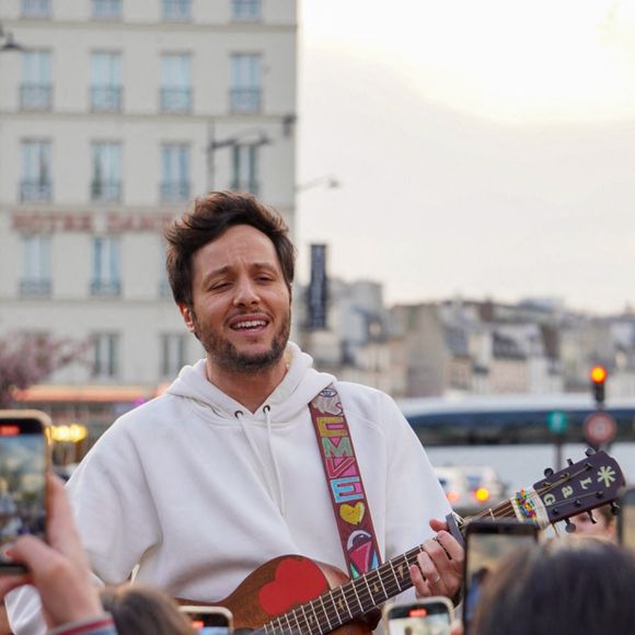 Le chanteur Vianney a improvisé un concert sur le parvis de Notre-Dame de Paris le 8 avril 2025. © Jack Bussat / Bestimage