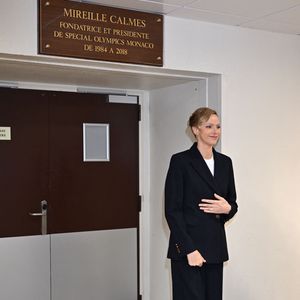 Présidente d’honneur de Special Olympics Monaco depuis 2012, elle soutient l’inclusion par le sport.

La princesse Charlene de Monaco a rendu hommage à la présidente et fondatrice de Special Olympics Monaco en baptisant un gymnase scolaire du Stade Louis II de son nom, Mireille Calmes, en présence de son fils Jean François Calmes et son petit fils Anton, le 18 octobre 2025. © Bruno Bebert/Bestimage