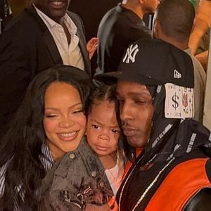 Accompagnée de leur fils Riot Rose Mayers âgé d'un an, la chanteuse portait une chemise à rayures à manches longues boutonnée uniquement au milieu, mettant en valeur son ventre rond 

Rihanna et A$AP Rocky au défilé AWGE "Collection Homme Prêt-à-Porter Printemps/Eté 2026" lors de la Fashion Week de Paris (PFW)
Backgrid UK/ Bestimage