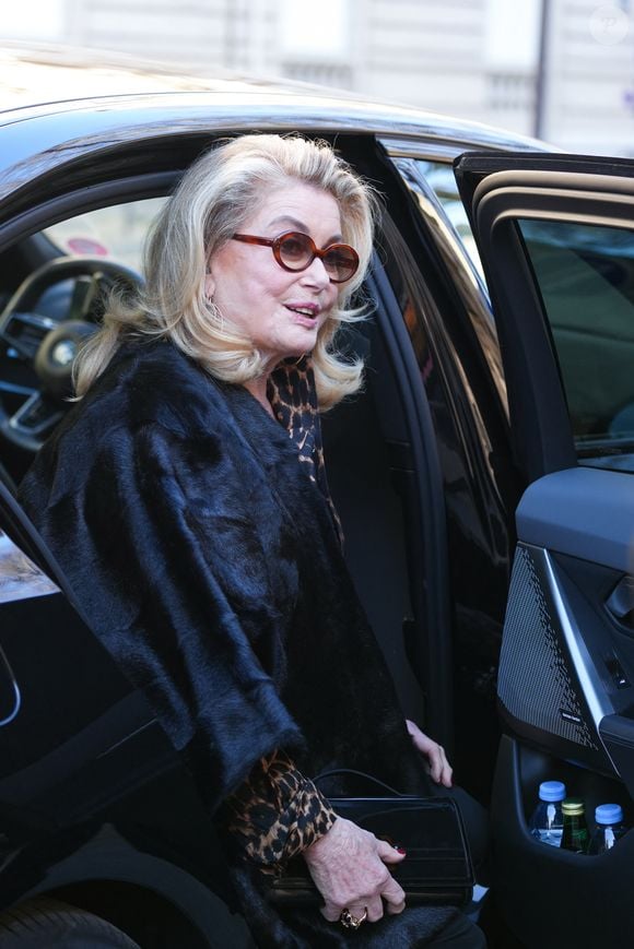 Élégante en léopard, l'actrice du film Belle de jour a posé avec la créatrice et ancien mannequin français des années 1980. 

Catherine Deneuve au défilé La Rose Vivier à la Fashion Week de Paris le 6 mars 2025 © Lucia Sabatelli / Bestimage
