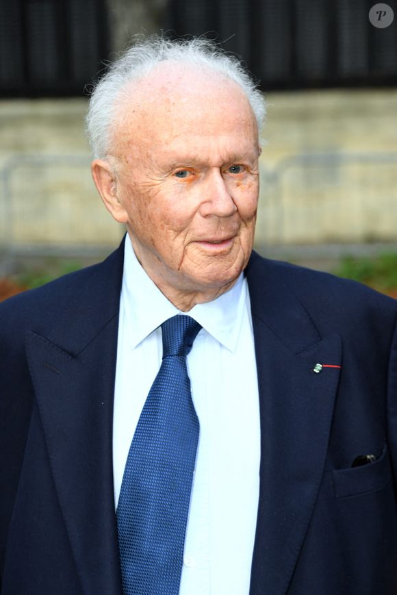 Exclusif -  Philippe Bouvard - Arrivées à l'enregistrement de l'émission "Vivement Dimanche" au Studio Gabriel à Paris, diffusée le 9 octobre 2022 sur France 3. Paris le 5 octobre 2022. © Giancarlo Gorassini / Bestimage