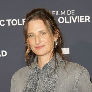 Sur le plan professionnel, elle continue d’enchaîner les projets, notamment avec des rôles de mère à l’écran.

Camille Cottin - Première du film "Juste une illusion" au cinéma Le Grand Rex à Paris le 22 mars 2026. © Coadic Guirec/Bestimage