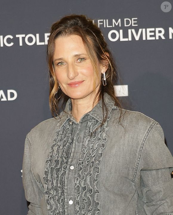 Sur le plan professionnel, elle continue d’enchaîner les projets, notamment avec des rôles de mère à l’écran.

Camille Cottin - Première du film "Juste une illusion" au cinéma Le Grand Rex à Paris le 22 mars 2026. © Coadic Guirec/Bestimage