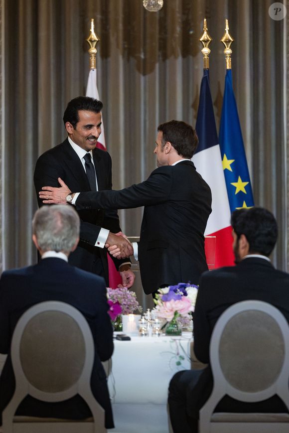 L'émir du Qatar son altesse Tamim ben Hamad Al Thani, le président Emmanuel Macron - Le président Emmanuel Macron et l'émir du Qatar accueillent les invités au dîner d'état en l'honneur de l'émir au palais de l'Elysée à Paris le 27 février 2024.

© Eric Tschaen / Pool / Bestimage