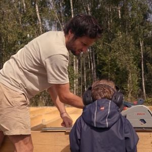 Depuis six mois, il travaille chaque jour sur ce chantier sans expérience préalable.

Vianney en compagnie de son fils Edgar (Capture d'écran Instagram jeudi 30 octobre 2025).