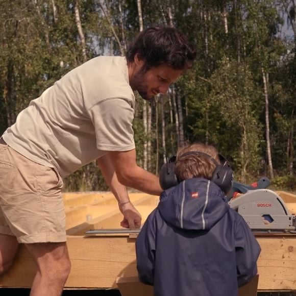 Depuis six mois, il travaille chaque jour sur ce chantier sans expérience préalable.

Vianney en compagnie de son fils Edgar (Capture d'écran Instagram jeudi 30 octobre 2025).