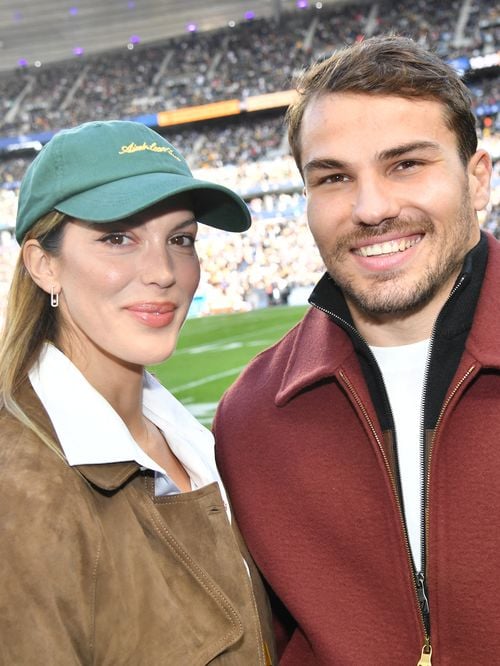 Une première photo ensemble depuis des mois : Iris Mittenaere et Antoine Dupont prennent la pose au Stade de France