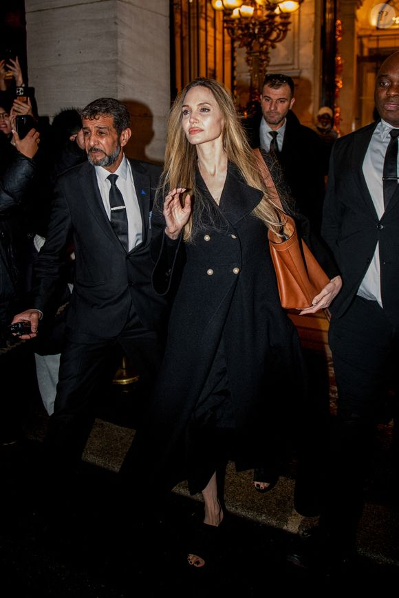 Angelina Jolie et son fils Pax quittent le tournage de son prochain film à l'intérieur d'un hôtel à Paris, France, le 10 décembre 2024. Photo par Florian Poitout/ABACAPRESS.COM