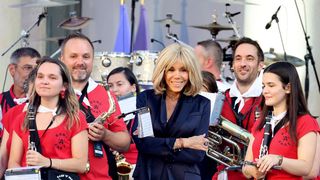 Laurence, la fille de Brigitte Macron, au premier rang de la fête de la musique à l'Elysée : la Première dame se lâche sur le son d'un célèbre DJ français !