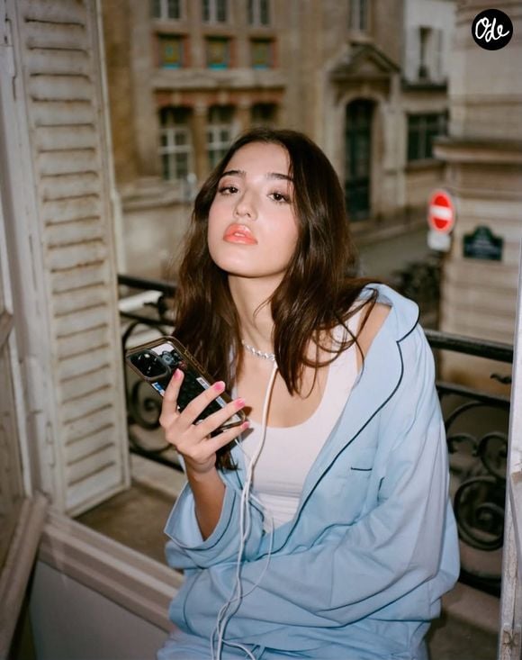 Comme sa grande soeur Deva, Léonie Cassel n'aimerait pas se retrouver au générique d'un film avec sa mère. 

Léonie Cassel sur Instagram. Léonie Cassel/Instagram