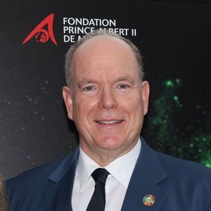 C'est donc dans les galeries souterraines de ce passionné français qu'Albert II en a pris plein les yeux. Une fois les lourdes portes franchies, la magie de cet incroyable coffre-fort liquide a totalement opéré sur le chef d'État. "C'est un émerveillement à plusieurs degrés, parce que plus on avance dans sa cave, plus il y a de raretés".
Le prince Albert II de Monaco - Vernissage de l'exposition du prix photographique environnemental à Monaco, le 28 mai 2026.
© Claudia Albuquerque / Bestimage