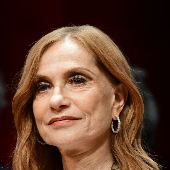 Isabelle Huppert lors de la remise de prix du Festival Lumière 2025 de Lyon, France, le vendredi 17 octobre 2025. © Romain Doucelin/Bestimage.