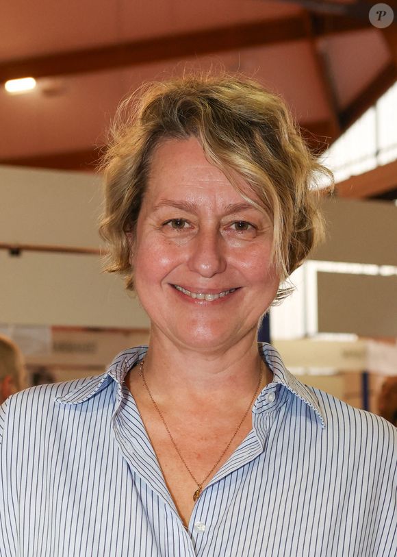 Look - Luana Belmondo change radicalement de coupe de cheveux après son divorce - Luana Belmondo, à la Halle Georges Brassens de Brive-la-Gaillarde, le 8 novembre 2024. Foire du Livre de Brive 2024. © Jean-Marc Lhomer / Bestimage