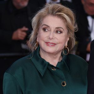 Catherine Deneuve ne s’est pas arrêtée à n’importe quel établissement. Simona et Claudio Stagi, originaires de Sardaigne, sont à la tête de ce restaurant dont la cuisine fait voyager jusqu’en Italie, et cela pour une bonne raison : 90 % des produits proposés viennent du pays. 

Catherine Deneuve - Montée des marches du film « Karma » lors du 79ème Festival International du Film de Cannes, le 16 mai 2026. © Denis Guignebourg / Bestimage 
Red carpet for « Karma » at the 79th Cannes International Film Festival on May 16, 2026.