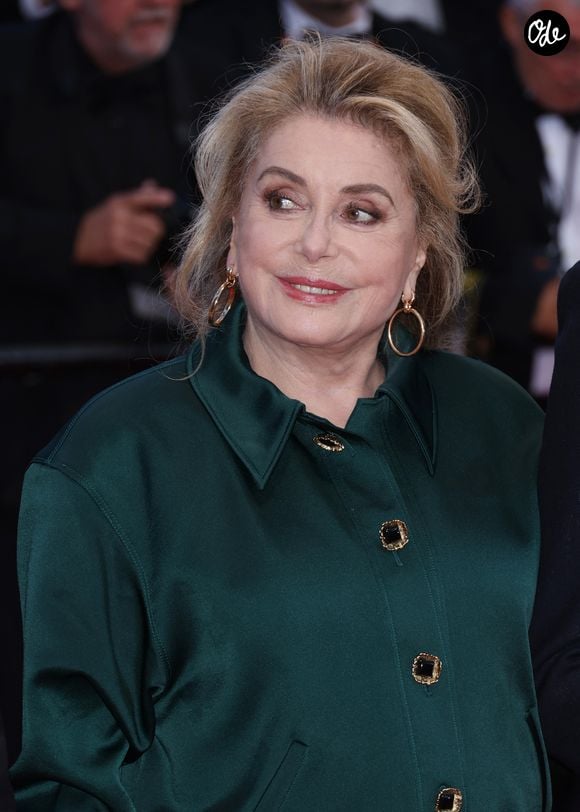 Catherine Deneuve ne s’est pas arrêtée à n’importe quel établissement. Simona et Claudio Stagi, originaires de Sardaigne, sont à la tête de ce restaurant dont la cuisine fait voyager jusqu’en Italie, et cela pour une bonne raison : 90 % des produits proposés viennent du pays. 

Catherine Deneuve - Montée des marches du film « Karma » lors du 79ème Festival International du Film de Cannes, le 16 mai 2026. © Denis Guignebourg / Bestimage 
Red carpet for « Karma » at the 79th Cannes International Film Festival on May 16, 2026.