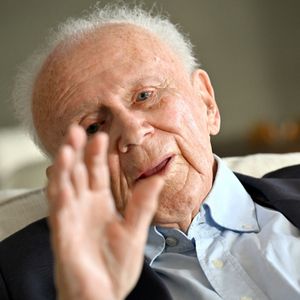 Exclusif - Philippe Bouvard, journaliste français, écrivain, homme de radio et de télévision, à son domicile, en interview télé avec le journaliste producteur Cyril Viguier à Cannes, le 27 février 2025. © Bruno Bebert/Bestimage