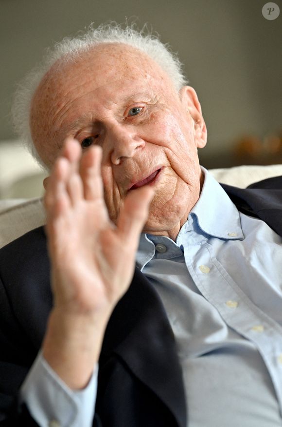 Exclusif - Philippe Bouvard, journaliste français, écrivain, homme de radio et de télévision, à son domicile, en interview télé avec le journaliste producteur Cyril Viguier à Cannes, le 27 février 2025. © Bruno Bebert/Bestimage