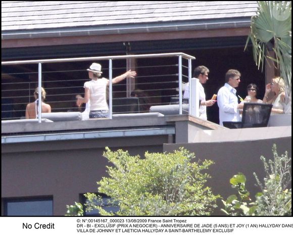 Exclusif - Johnny Hallyday, Laeticia et Jade et Joy - anniversaire de Jade (5 ans) et Joy (1 an) dans la villa de Johnny à Saint-Barthélémy en 2009.