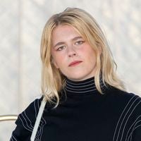 Peu habituée des défilés, Zaho de Sagazan fait sensation face à Marina Foïs au défilé Louis Vuitton