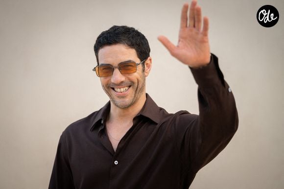 "Je n'ai pas eu le choix que de retourner tout de suite à la salle, et ce, cinq fois par semaine", confie-t-il à "Ouest-France" au sujet de son rôle dans une nouvelle série britannique.

L'acteur français Tahar Rahim assiste au défilé Louis Vuitton lors de la Semaine de la mode masculine printemps-été 2027, le 23 juin 2026 à Paris, en France. 

Photo de Alexis Jumeau/ABACAPRESS.COM