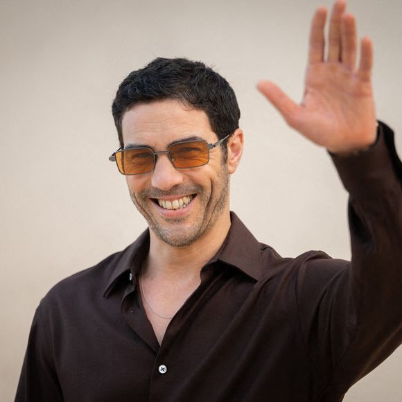 "Je n'ai pas eu le choix que de retourner tout de suite à la salle, et ce, cinq fois par semaine", confie-t-il à "Ouest-France" au sujet de son rôle dans une nouvelle série britannique.

L'acteur français Tahar Rahim assiste au défilé Louis Vuitton lors de la Semaine de la mode masculine printemps-été 2027, le 23 juin 2026 à Paris, en France. 

Photo de Alexis Jumeau/ABACAPRESS.COM