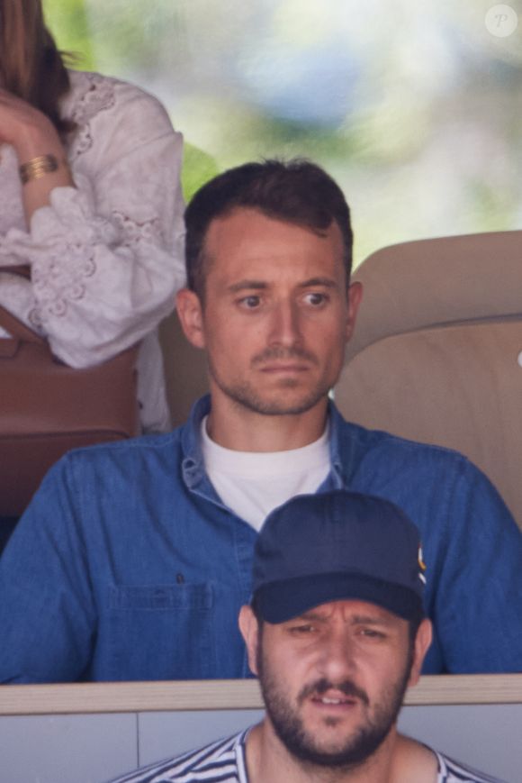 Lundi 24 mars, le journaliste a rendu hommage à une personne importante de son entourage, malheureusement décédée il y a peu. 

Hugo Clément en tribunes lors des Internationaux de France de tennis de Roland Garros 2023, à Paris, France, le 5 juin 2023. © Cyril Moreau/Bestimage