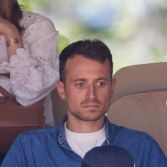 Lundi 24 mars, le journaliste a rendu hommage à une personne importante de son entourage, malheureusement décédée il y a peu. 

Hugo Clément en tribunes lors des Internationaux de France de tennis de Roland Garros 2023, à Paris, France, le 5 juin 2023. © Cyril Moreau/Bestimage