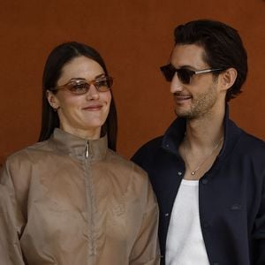 Pierre Niney et sa compagne Natasha Andrews lors des Internationaux de France de Tennis de Roland Garros 2026, à Paris, France, le 7 juin 2026. © Jacovides-Moreau/Bestimage