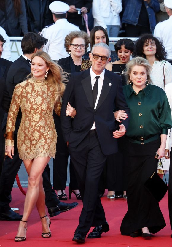 Virginie Efira, Vincent Cassel et Catherine Deneuve 00755146 - Montée des marches du film "Histoires parallèles" lors du 79ème Festival International du Film de Cannes, le 14 mai 2026. 

© Jacovides-Moreau / Bestimage