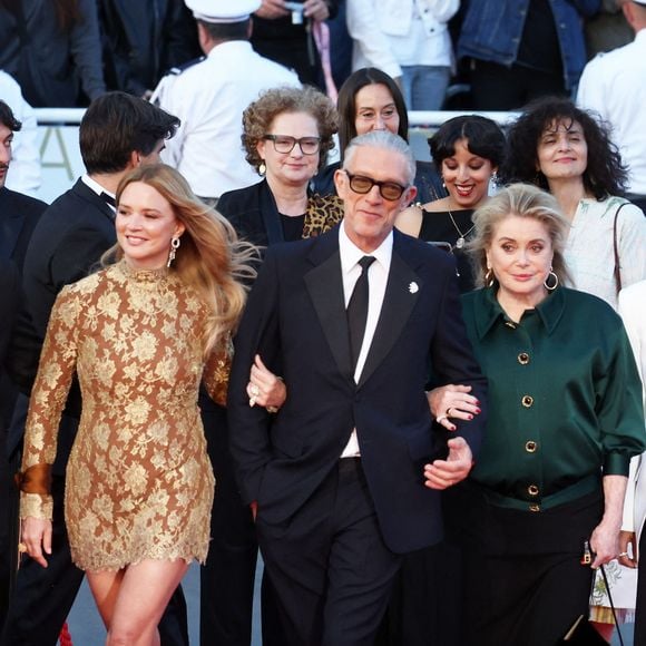 Virginie Efira, Vincent Cassel et Catherine Deneuve 00755146 - Montée des marches du film "Histoires parallèles" lors du 79ème Festival International du Film de Cannes, le 14 mai 2026. 

© Jacovides-Moreau / Bestimage