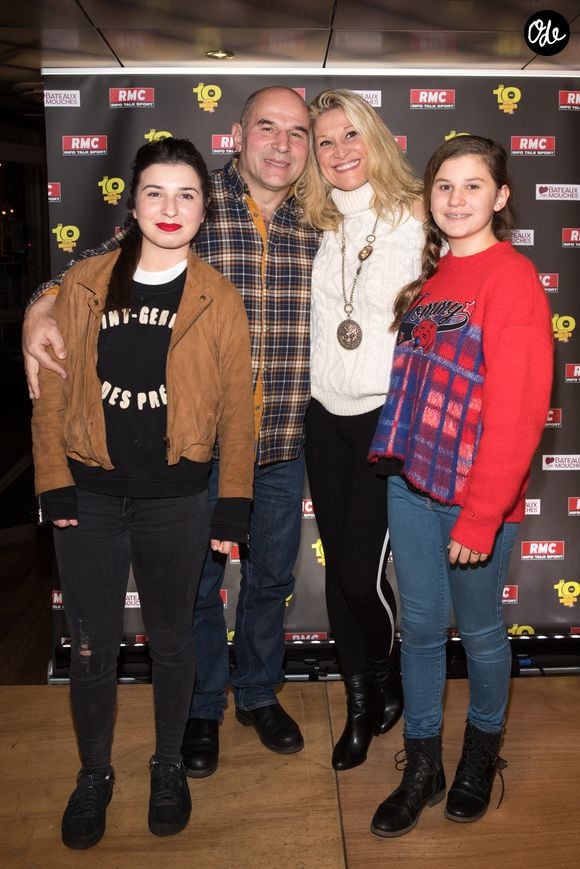 Vincent Moscato avec sa femme Krystel et ses filles Alba et Paola à la soirée des 10 ans du "Super Moscato Show" sur la péniche Jean Bruel à Paris, le 16 novembre 2017.
© Cyril Moreau/Bestimage