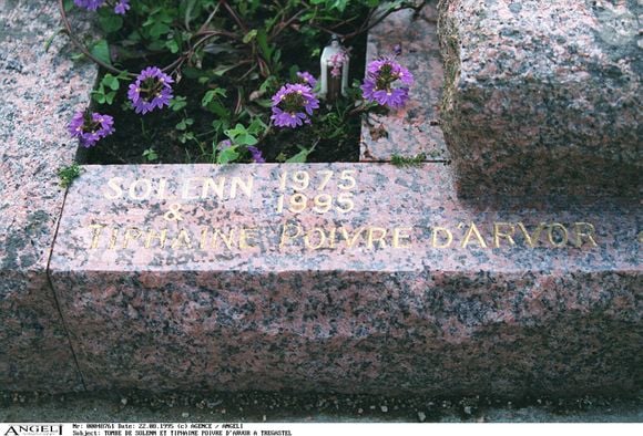 Tombe de Solenn et Tiphaine, les deux filles de Patrick Poivre d'Arvor à Tregastel. Novembre 1995. © AGENCE / BESTIMAGE