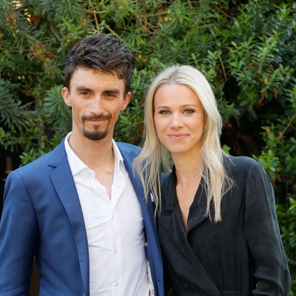 Marion Rousse commente actuellement le Tour de France 2026 sur France Télévisions.

Les coureurs cyclistes Julian Alaphilippe et sa compagne Marion Rousse arrivent pour l'émission "Vivement Dimanche" au Studio Gabriel à Paris, France.

© Christophe Clovis / Bestimage
