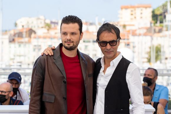 Jules Benchetrit (fils de Samuel Benchetrit et Marie Trintignant), Samuel Benchetrit (réalisateur) au photocall du film Cette musique ne joue pour personne (Cannes première) lors du 74ème festival international du film de Cannes le 10 juillet 2021.
© Borde / Jacovides / Moreau / Bestimage