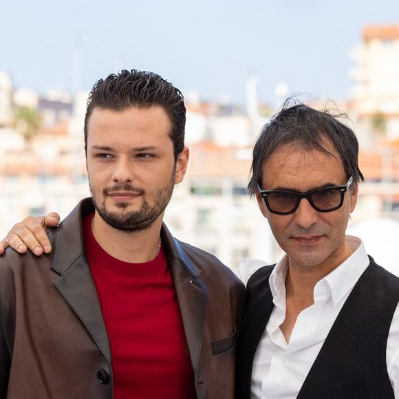 Jules Benchetrit (fils de Samuel Benchetrit et Marie Trintignant), Samuel Benchetrit (réalisateur) au photocall du film Cette musique ne joue pour personne (Cannes première) lors du 74ème festival international du film de Cannes le 10 juillet 2021.
© Borde / Jacovides / Moreau / Bestimage