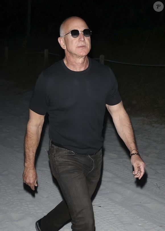 Malgré la douleur de cette perte, son hommage met en avant la gratitude, l’amour familial et les souvenirs précieux partagés avec Jackie.

Miami Beach, FL – EXCLUSIF – Jeff Bezos a fait une apparition lors du prestigieux Global Champions Arabians Tour à Miami Beach. © Backgrid USA / Bestimage