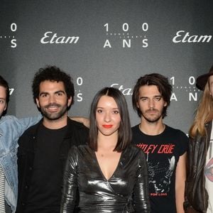 Raoul Chichin et sa soeur Simone Ringer (les enfants de Catherine Ringer et Fred Chichin du groupe Les Rita Mitsouko) et les membres du groupe Minuit - Photocall - 9ème édition du "Etam Live Show" (Etam Lingerie) lors de la fashion week à Paris, le 27 septembre 2016. La marque Etam fête ses 100 ans en 2016. © Rachid Bellak/Bestimage