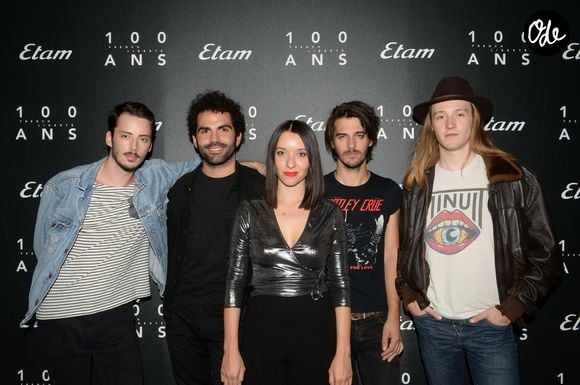 Raoul Chichin et sa soeur Simone Ringer (les enfants de Catherine Ringer et Fred Chichin du groupe Les Rita Mitsouko) et les membres du groupe Minuit - Photocall - 9ème édition du "Etam Live Show" (Etam Lingerie) lors de la fashion week à Paris, le 27 septembre 2016. La marque Etam fête ses 100 ans en 2016. © Rachid Bellak/Bestimage