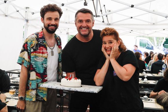 Tom Villa et Arnaud Ducret souhaitent un bon anniversaire à Elodie Poux pour ses 42 ans - Backstage - Tournage de l'émission "Panique au 31", scénarisée par A.Ducret et T.Villa, réalisée par G.Leforestier, diffusée le 30 décembre 2024 sur TF1.
© Christophe Clovis / Bestimage